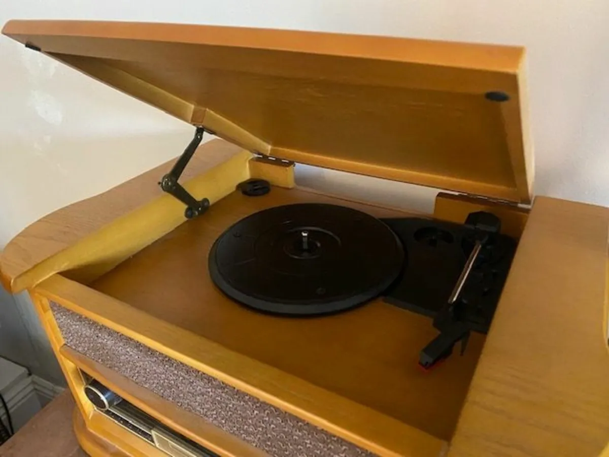 Retro CD/turntable/radio - Image 1