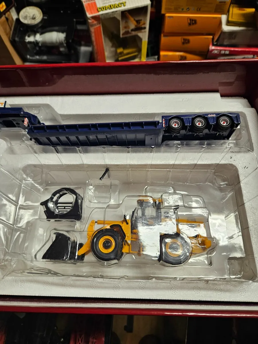 Corgi MAN Tractor Unit King Trailer & Loader Load - Image 4