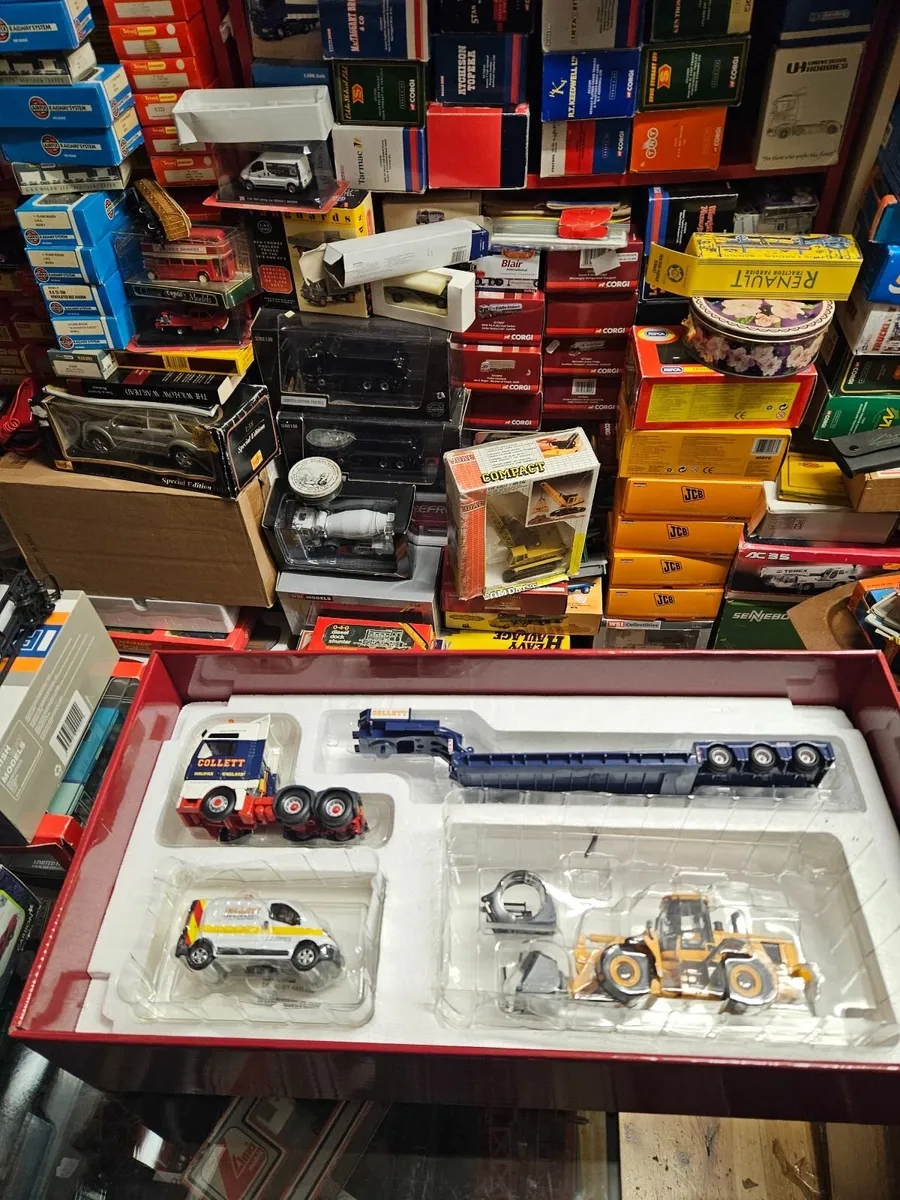 Corgi MAN Tractor Unit King Trailer & Loader Load - Image 1