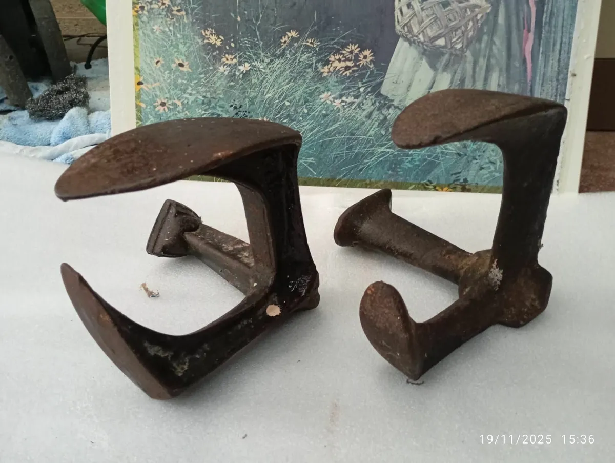 Vintage cast iron cobbler's anvil/ shoe last. - Image 2