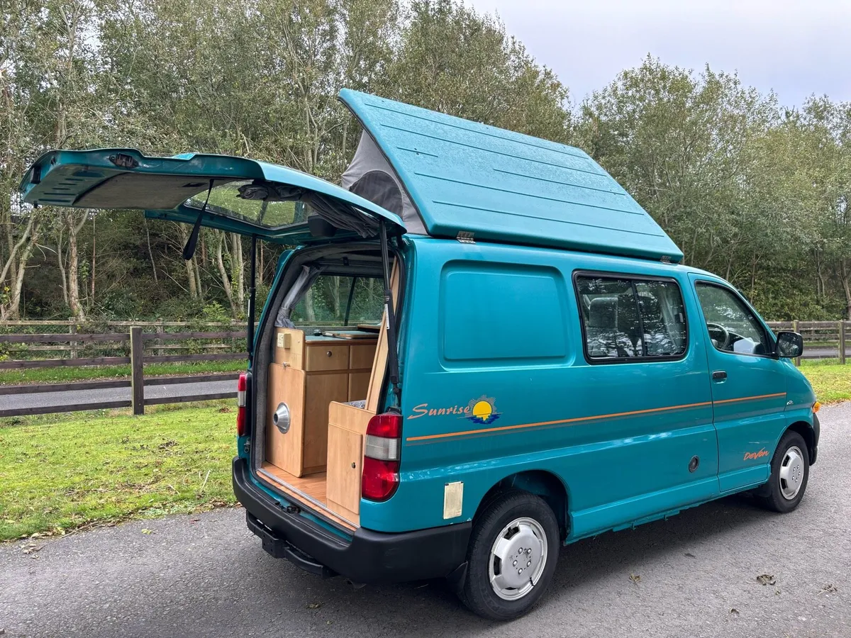 Toyota Hiace 2.5 D4D Devon 2 Berth pop up roof - Image 4