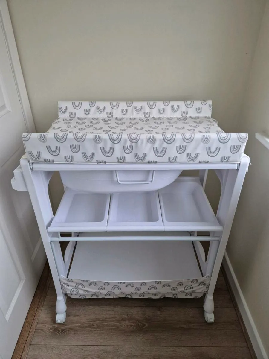 Changing unit with a baby bath - Image 1