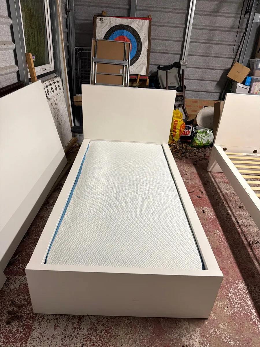 2 single beds - Image 1