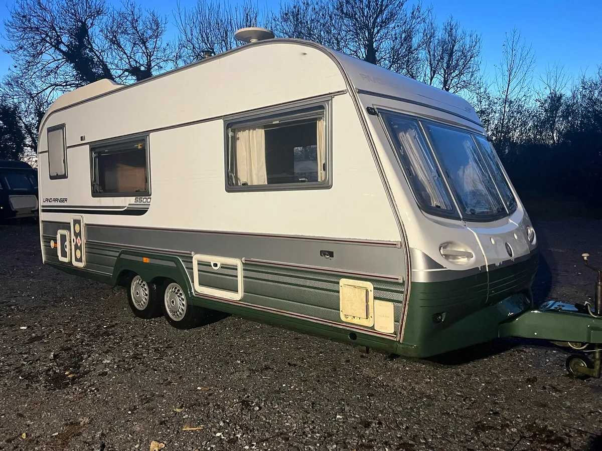 Avondale twin axle 4/5 berth caravan - Image 1