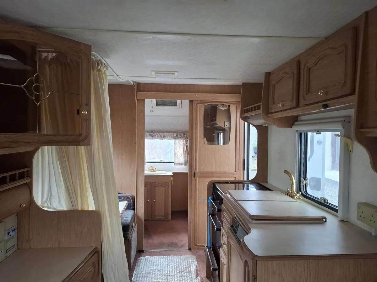 Avondale twin axle 4/5 berth caravan - Image 3