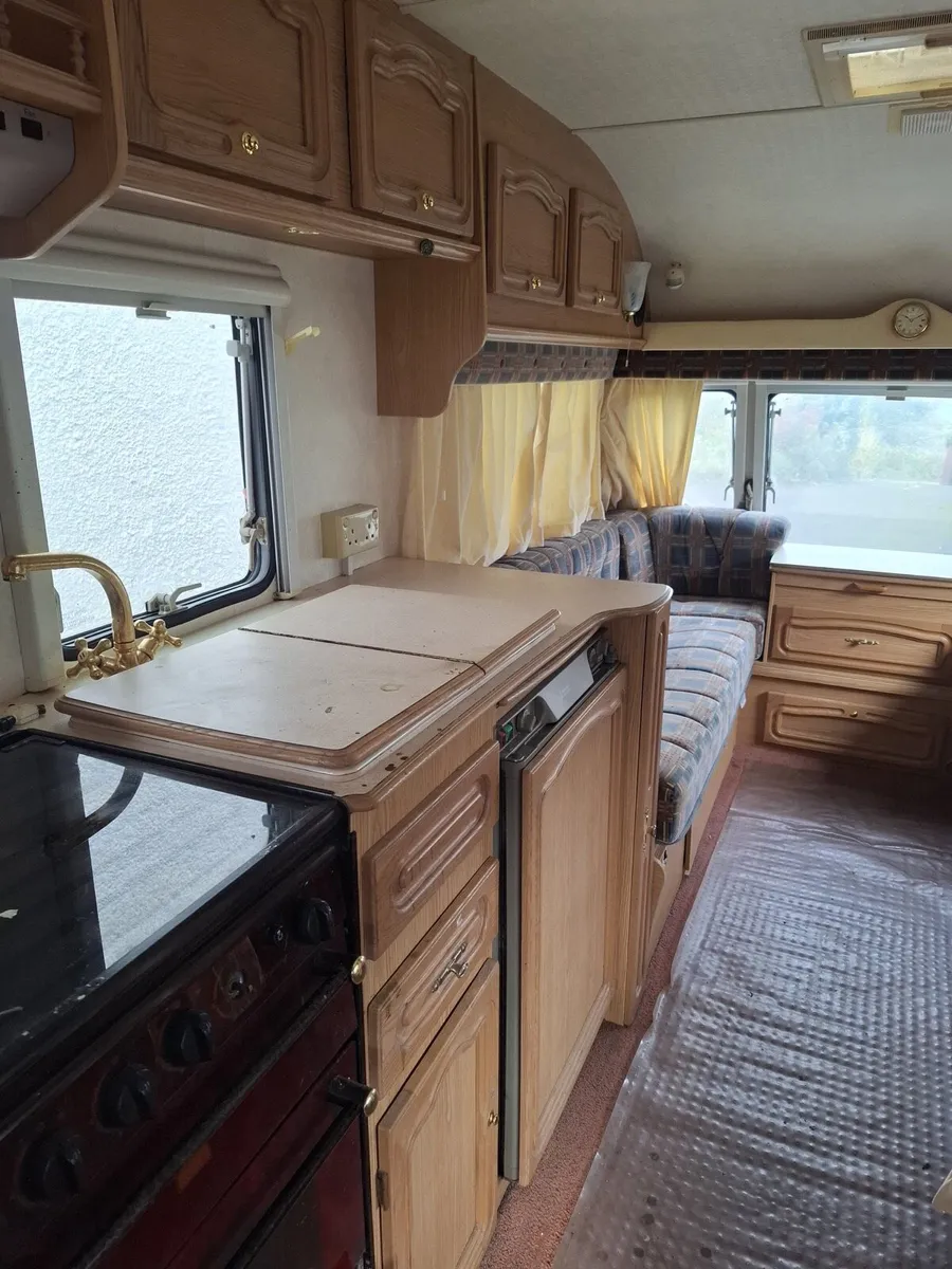 Avondale twin axle 4/5 berth caravan - Image 4