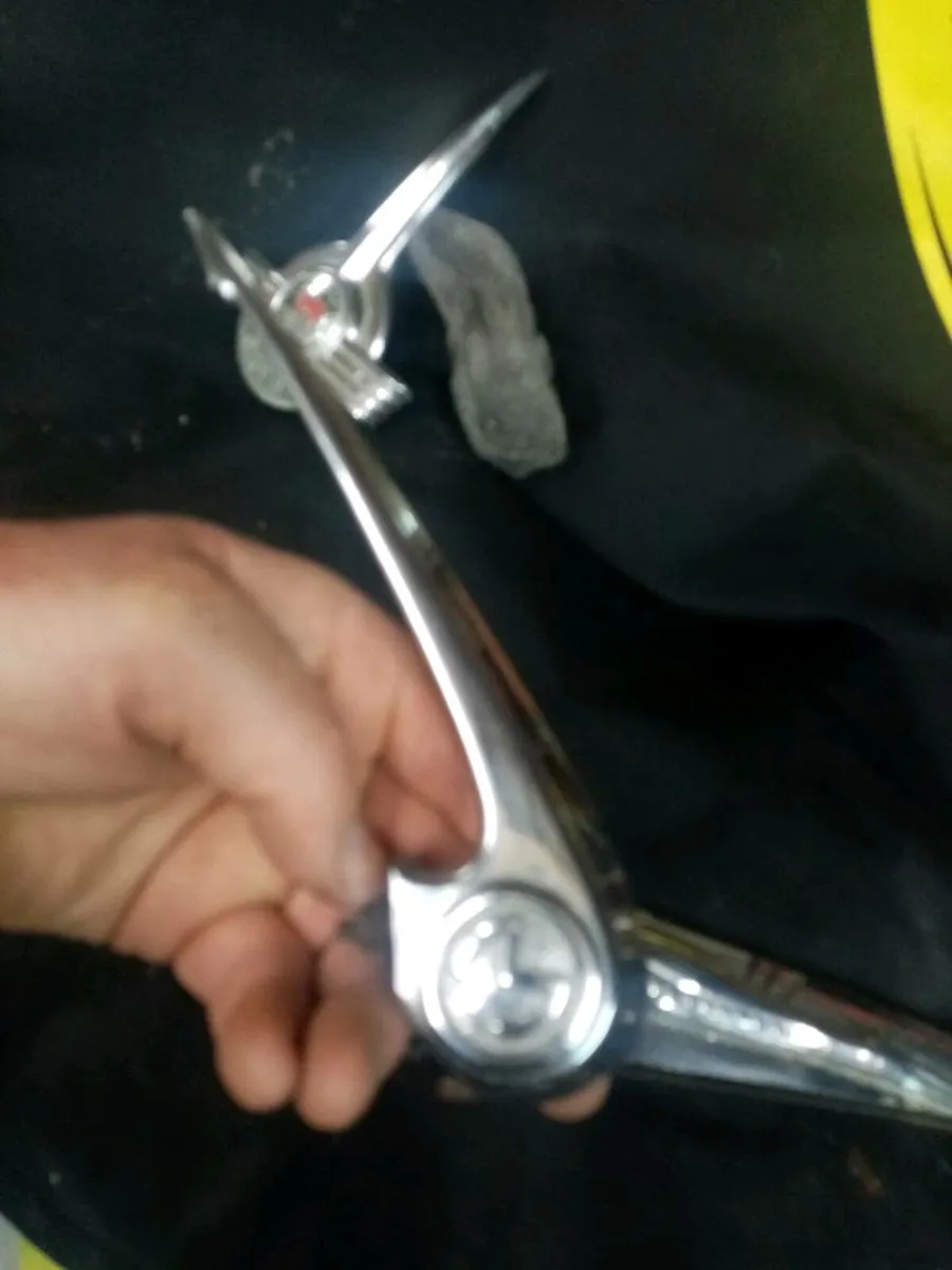 Four old car badges - Image 4