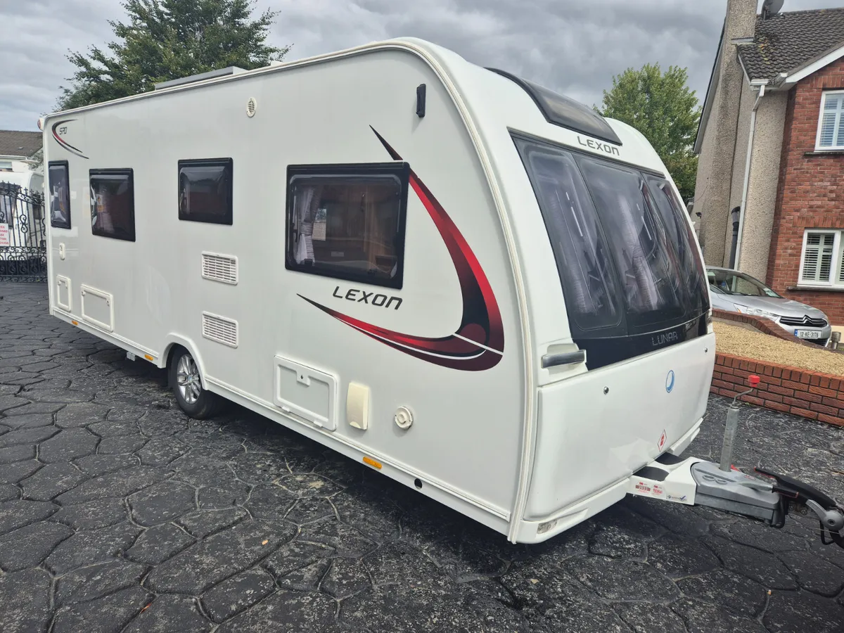 2018  Lunar  Lexon  570  Fixed   Single Beds - Image 2