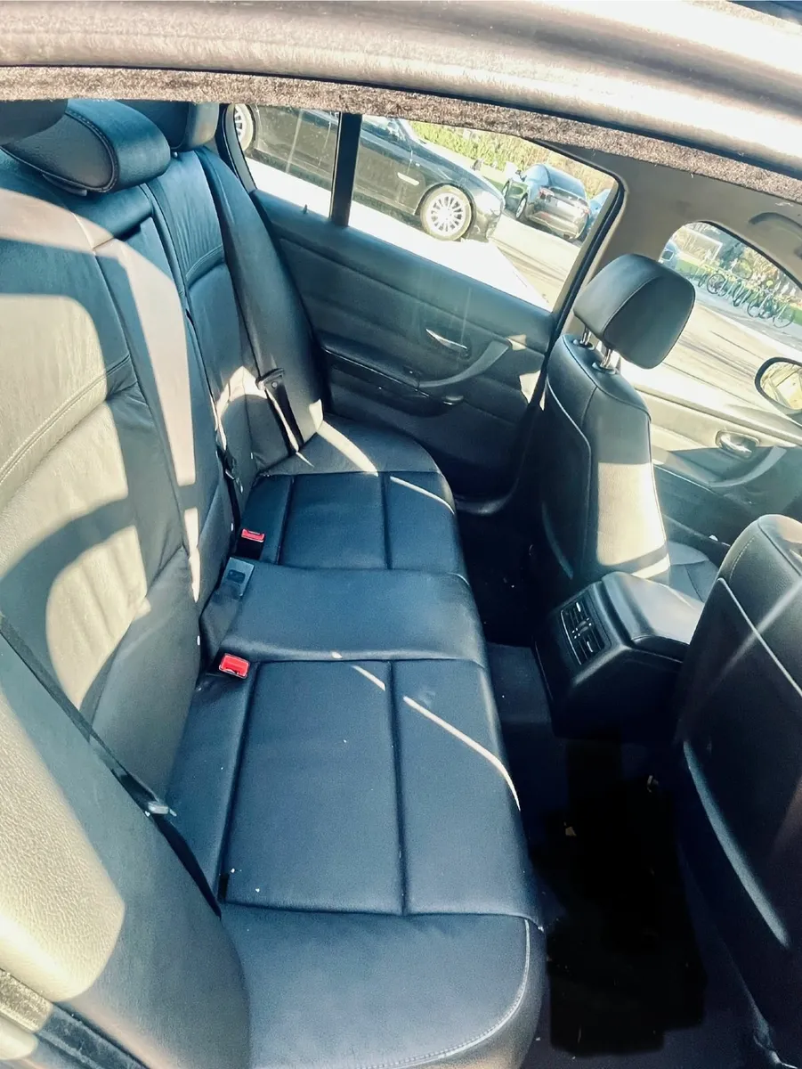 BMW 3-Series 2009 - Image 2