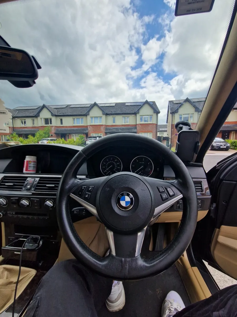 BMW 5-Series 2009 - Image 2