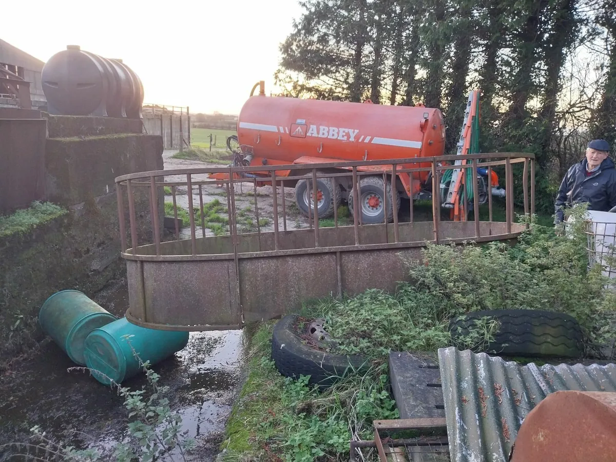 Cattle feeder - Image 1