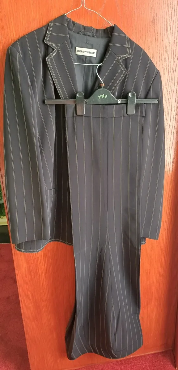 Lady's trouser suit - Image 1