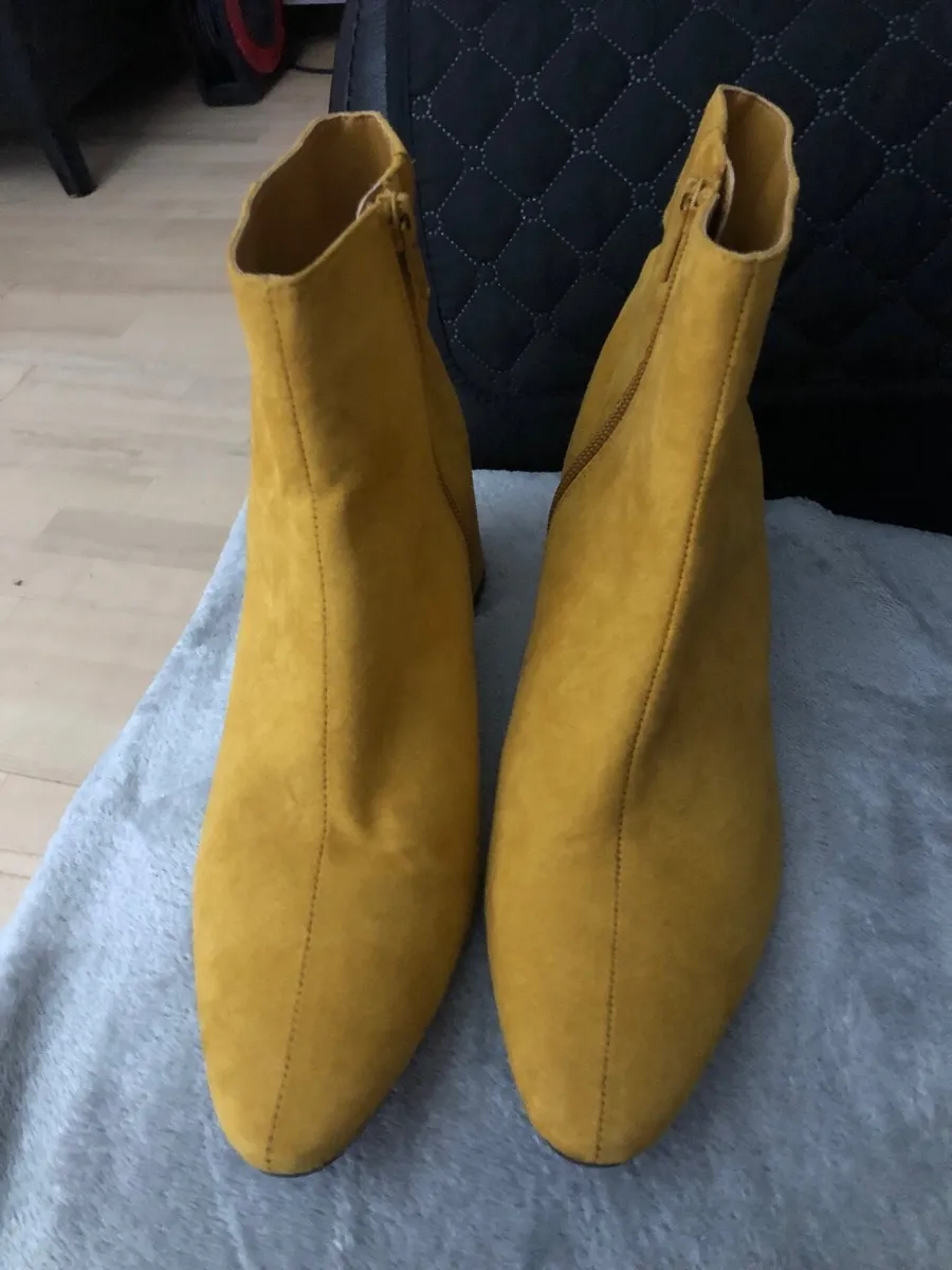 Ladies M&S boots size 5.5 €25 - Image 1