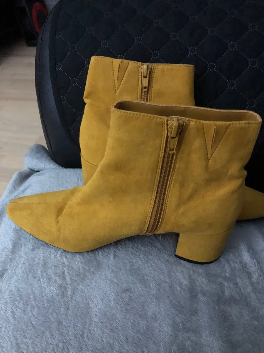 Ladies M&S boots size 5.5 €25 - Image 2