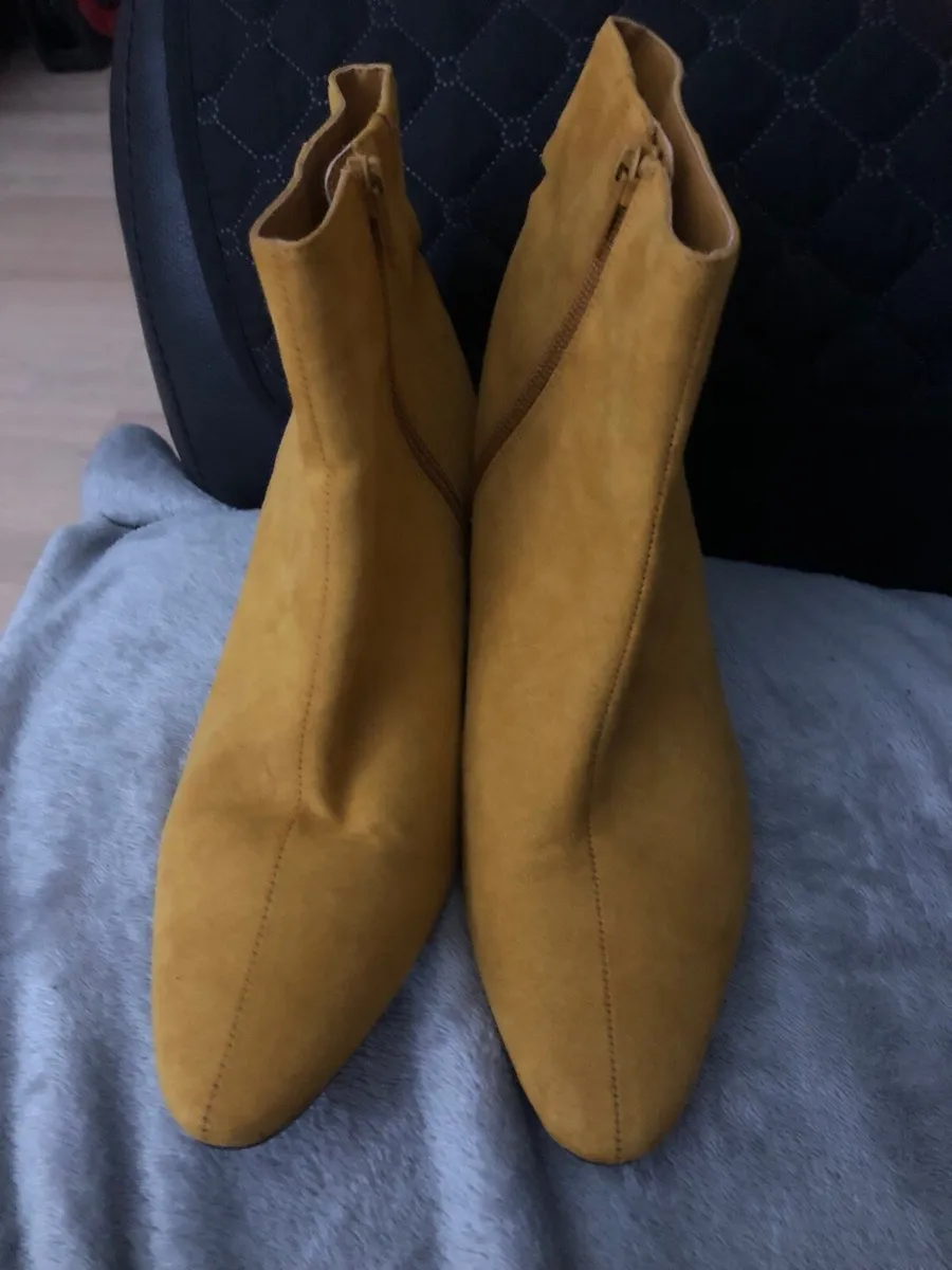 Ladies M&S boots size 5.5 €25 - Image 4