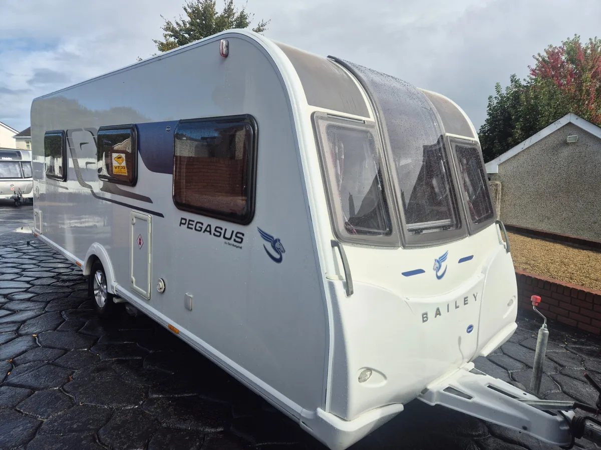 2017  Bailey  Pegasus  Brindisi  Island   Bed - Image 2