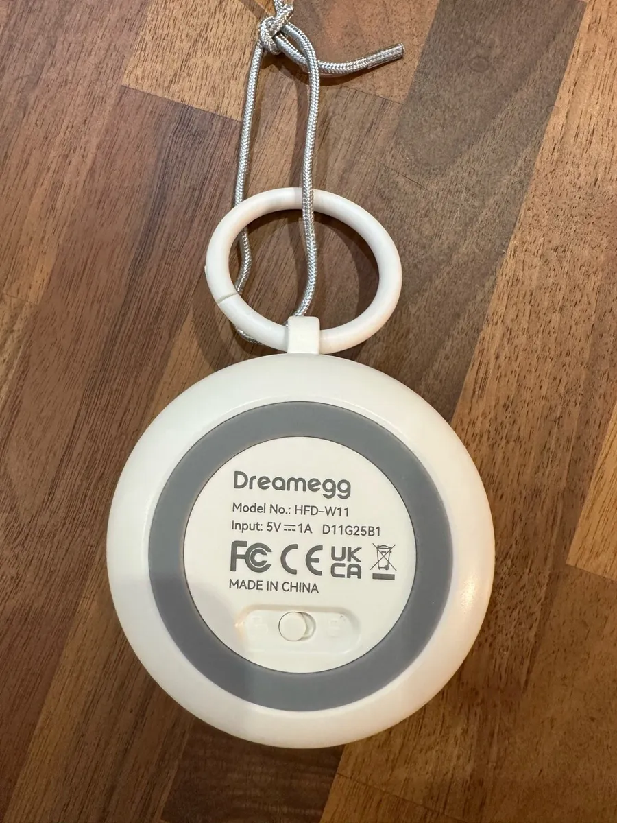 Dreamegg sound machine and night light. - Image 2