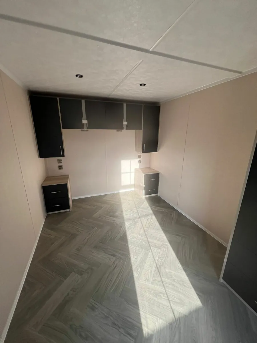 Log Cabins - Image 1