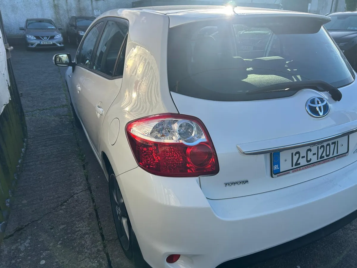 Toyota Auris 2012 - Image 2