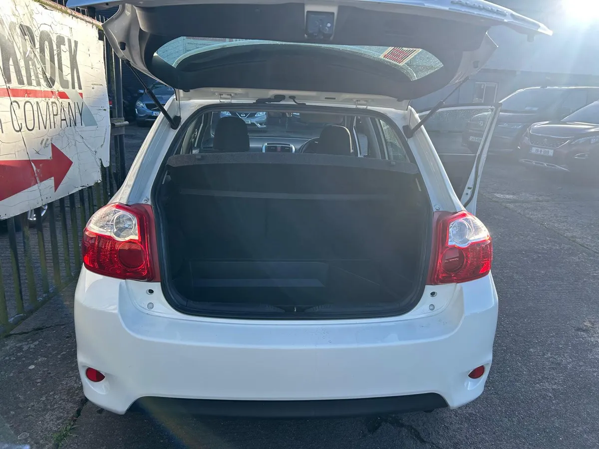 Toyota Auris 2012 - Image 3
