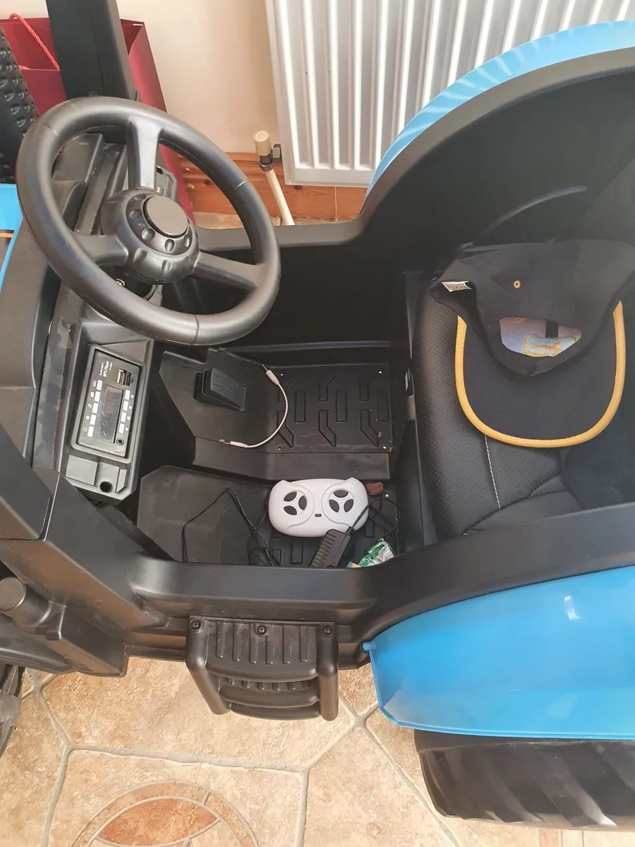 New Holland 24v Electric Blue Ride-on Tractor - Image 4