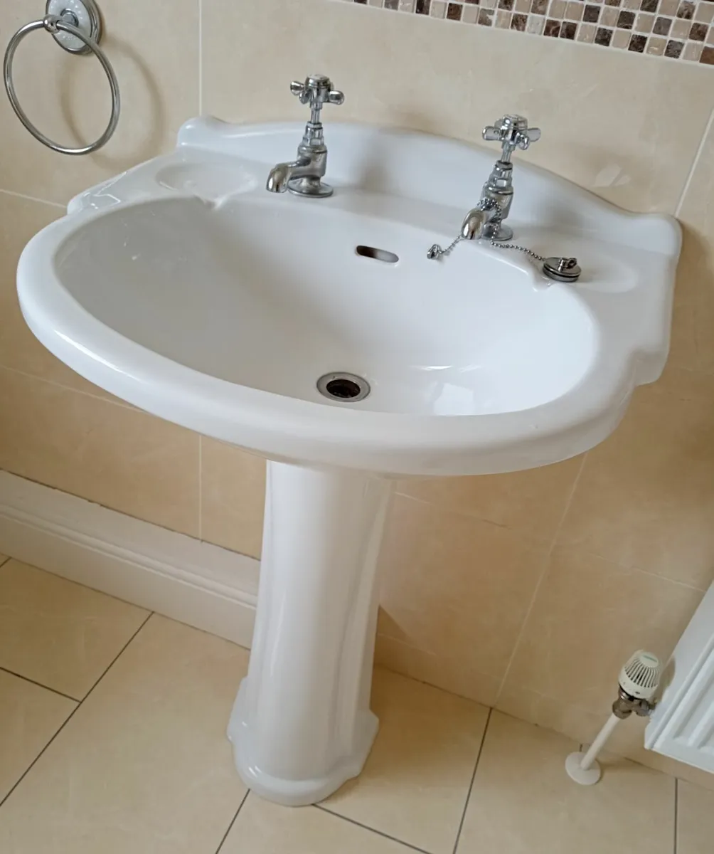 Wash hand basin (white) with pedestal & taps - Image 1