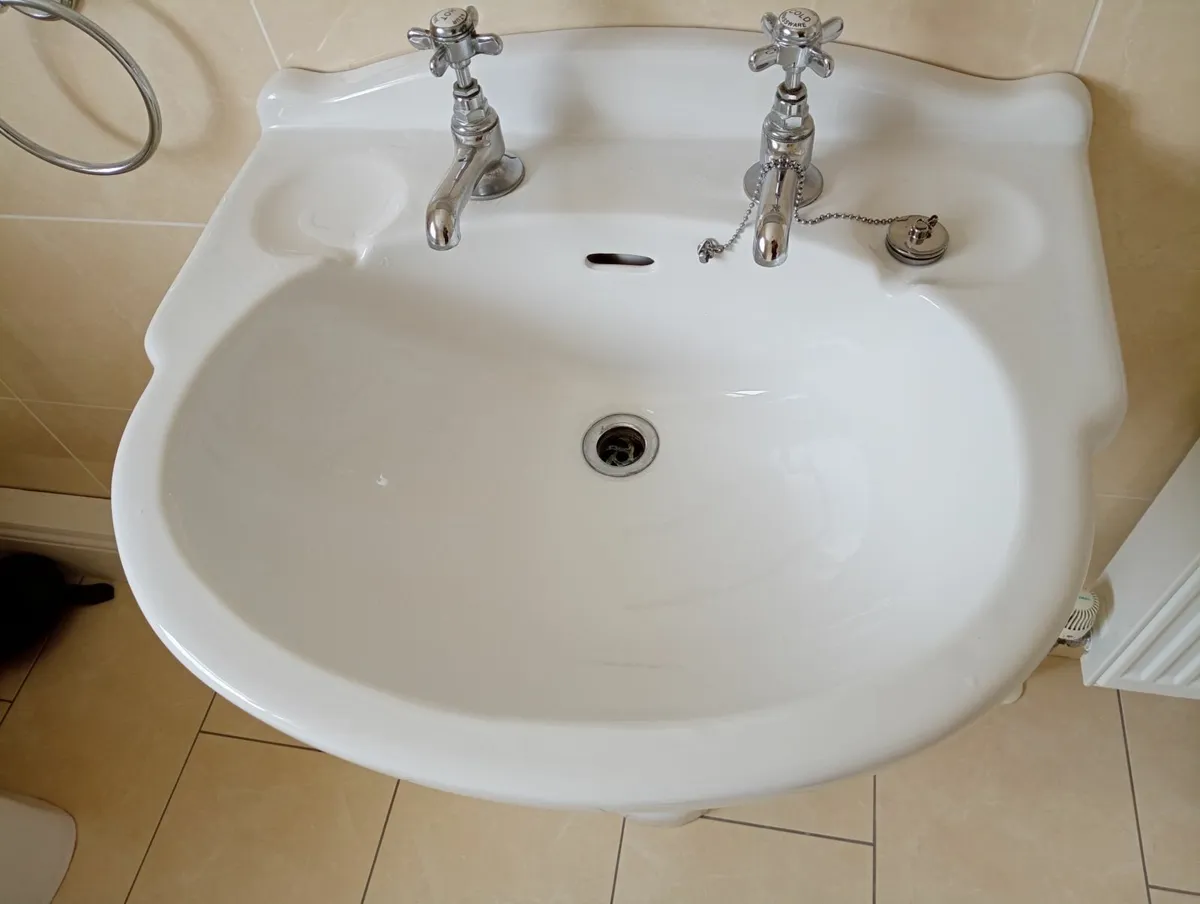 Wash hand basin (white) with pedestal & taps - Image 3
