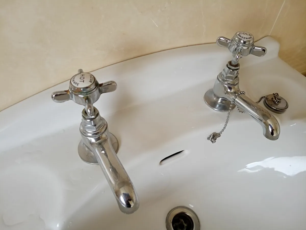 Wash hand basin (white) with pedestal & taps - Image 4