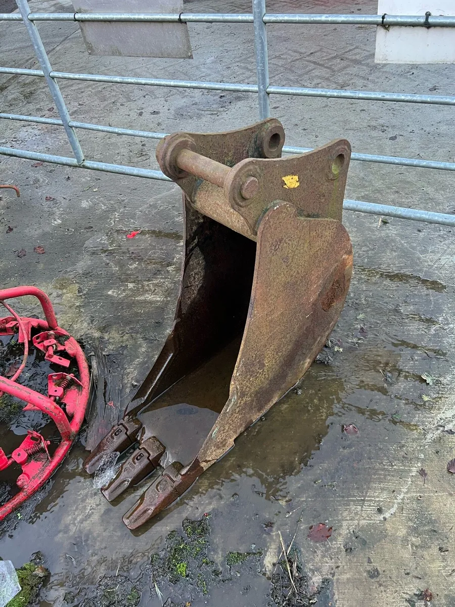 Digger buckets 45mm pins - Image 1