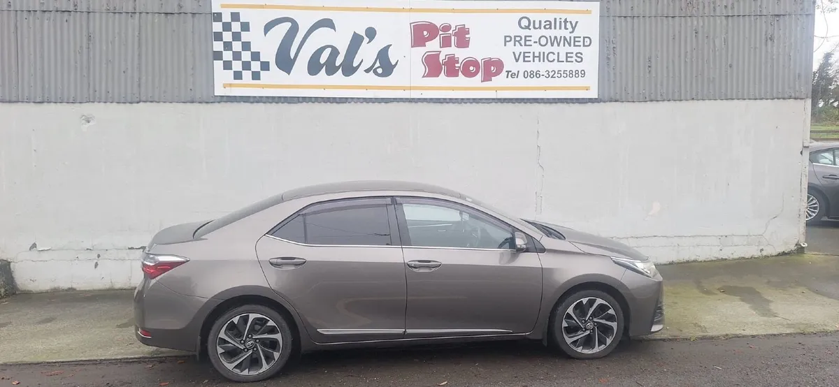 Toyota Corolla 2017 - Image 2