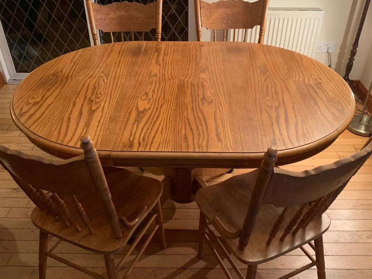 Extendable oak dining table - Image 1