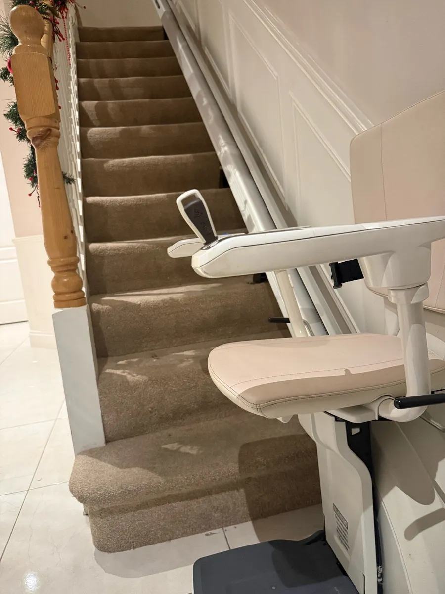 Electric stair lift - Image 2
