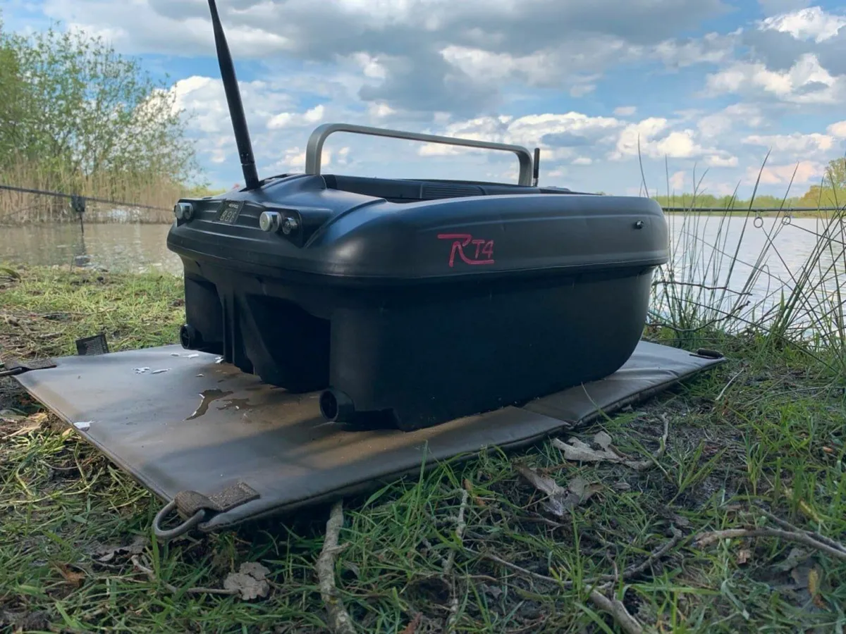 Carplounge RT4 Bait Boat with Accessories - Image 1