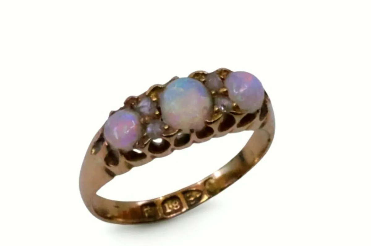 18karat gold Diamond and Opal ring