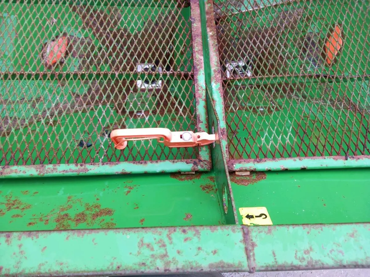 Fertiliser spreader - Image 3