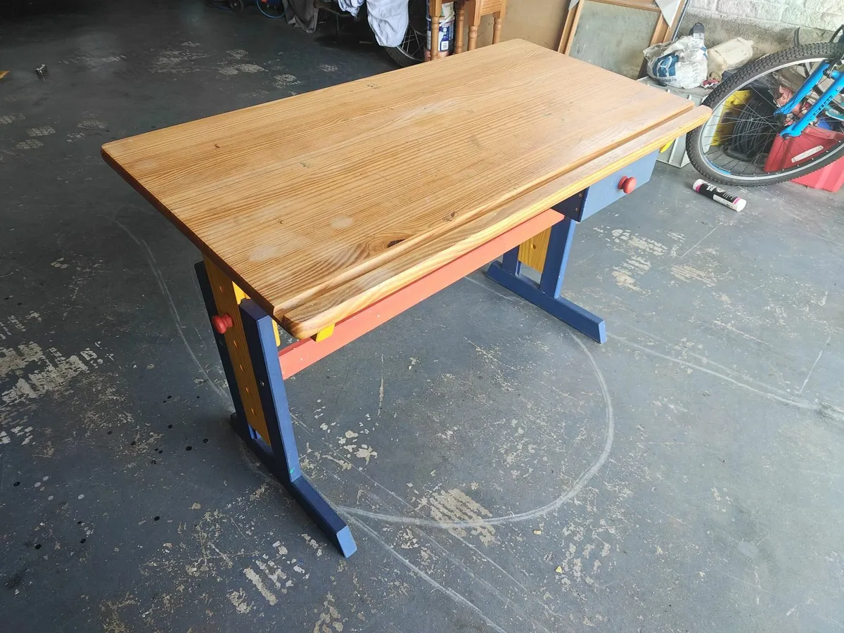 Kids Table - Image 1