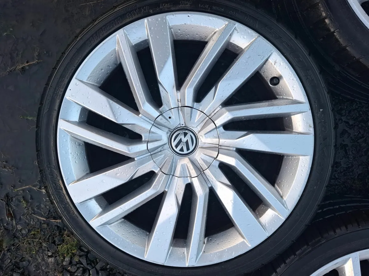 19" Genuine Vw Alloys with tyres - Image 2