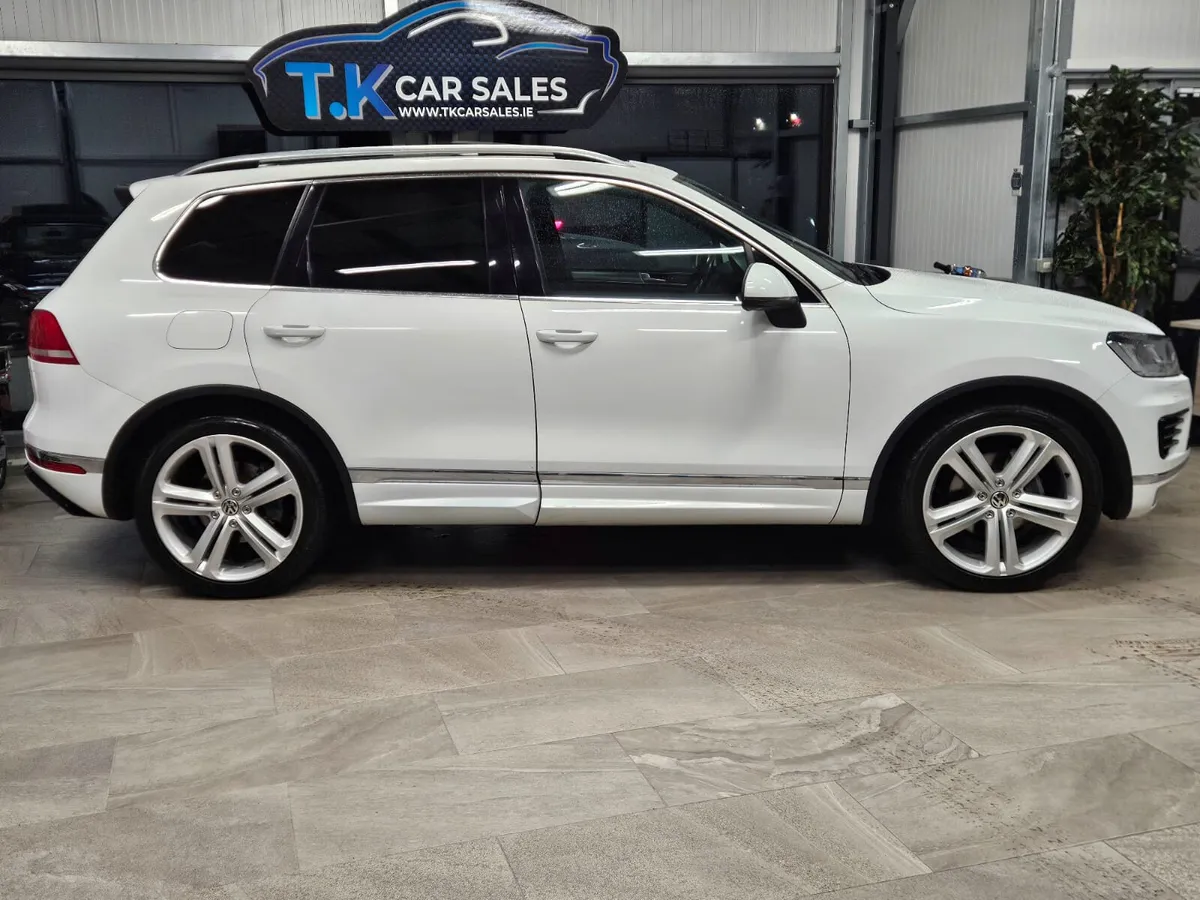 15 VOLKSWAGEN TOUAREG R-LINE 5 SEATER - Image 3