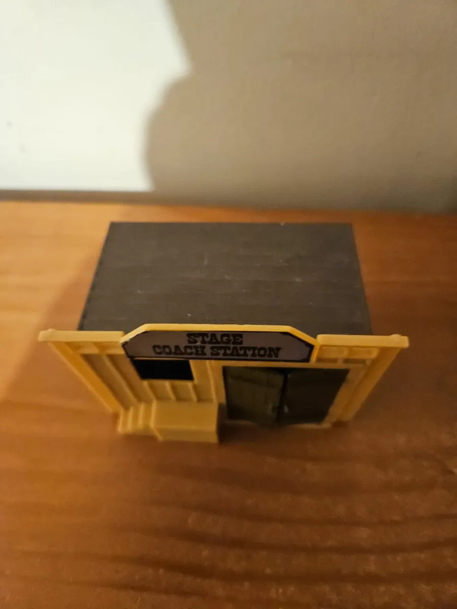 Britains Timpo Stagecoach Station - Image 2