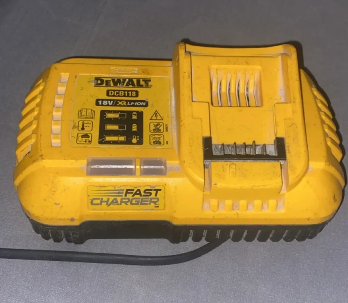 Dewalt charger and 3 batteries - Image 1