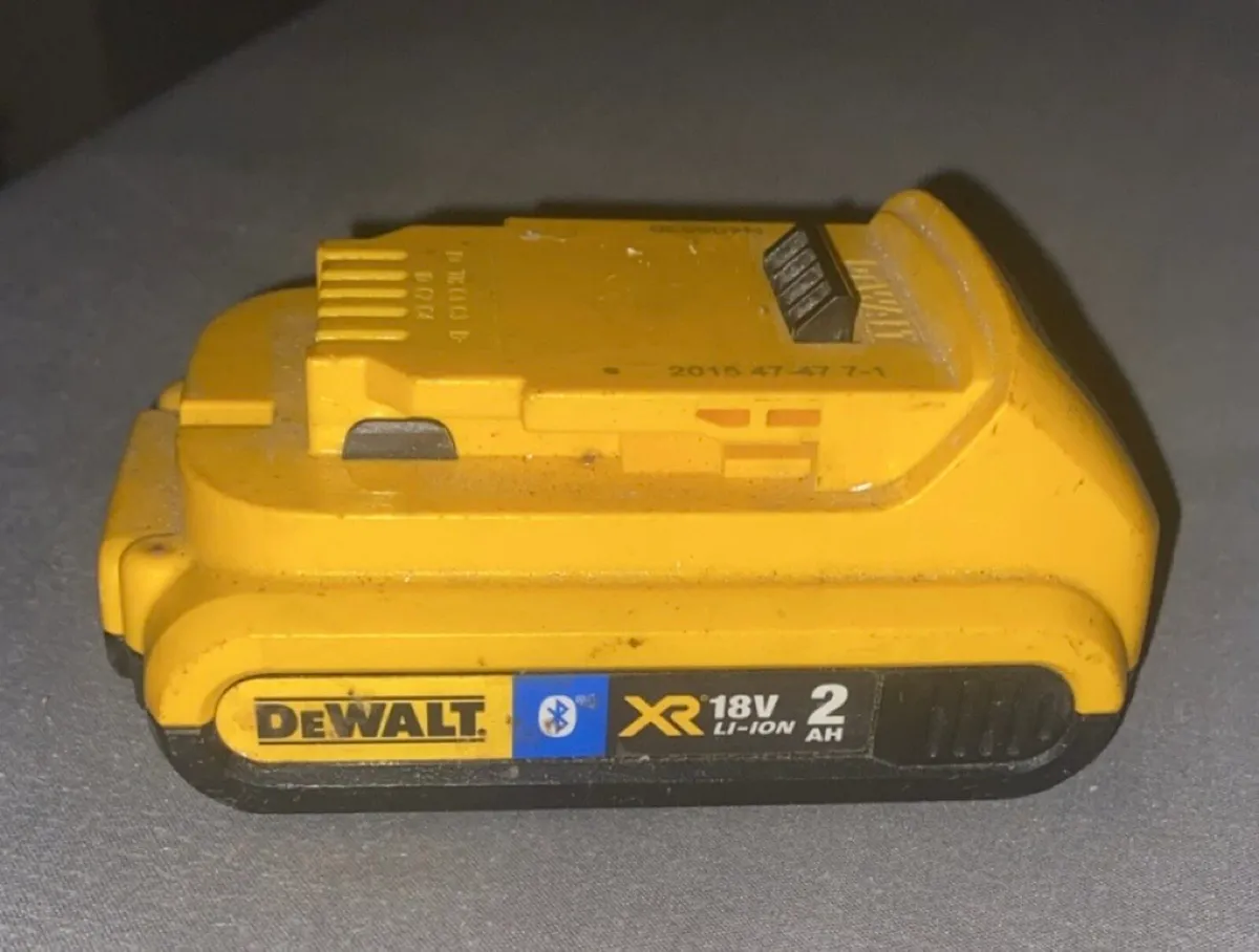 Dewalt charger and 3 batteries - Image 2