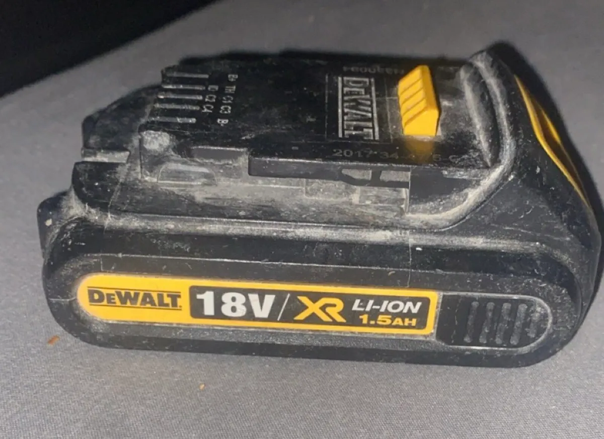 Dewalt charger and 3 batteries - Image 3