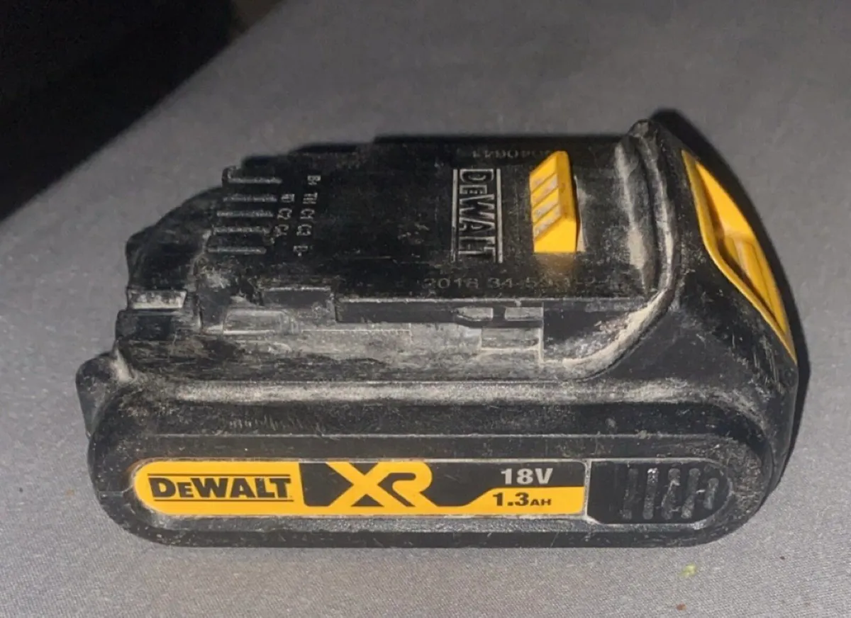 Dewalt charger and 3 batteries - Image 4