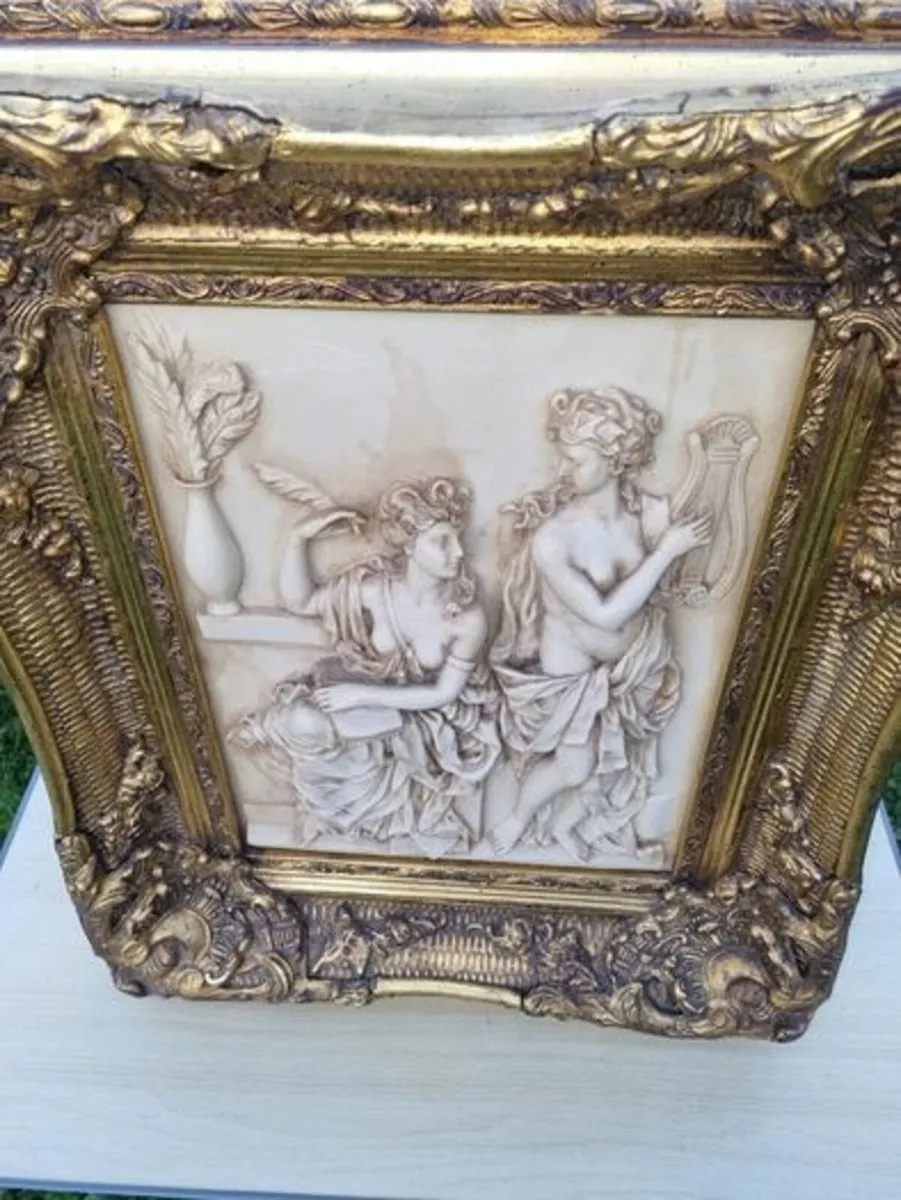 A large mythological bas-relief in a gold frame - Image 4