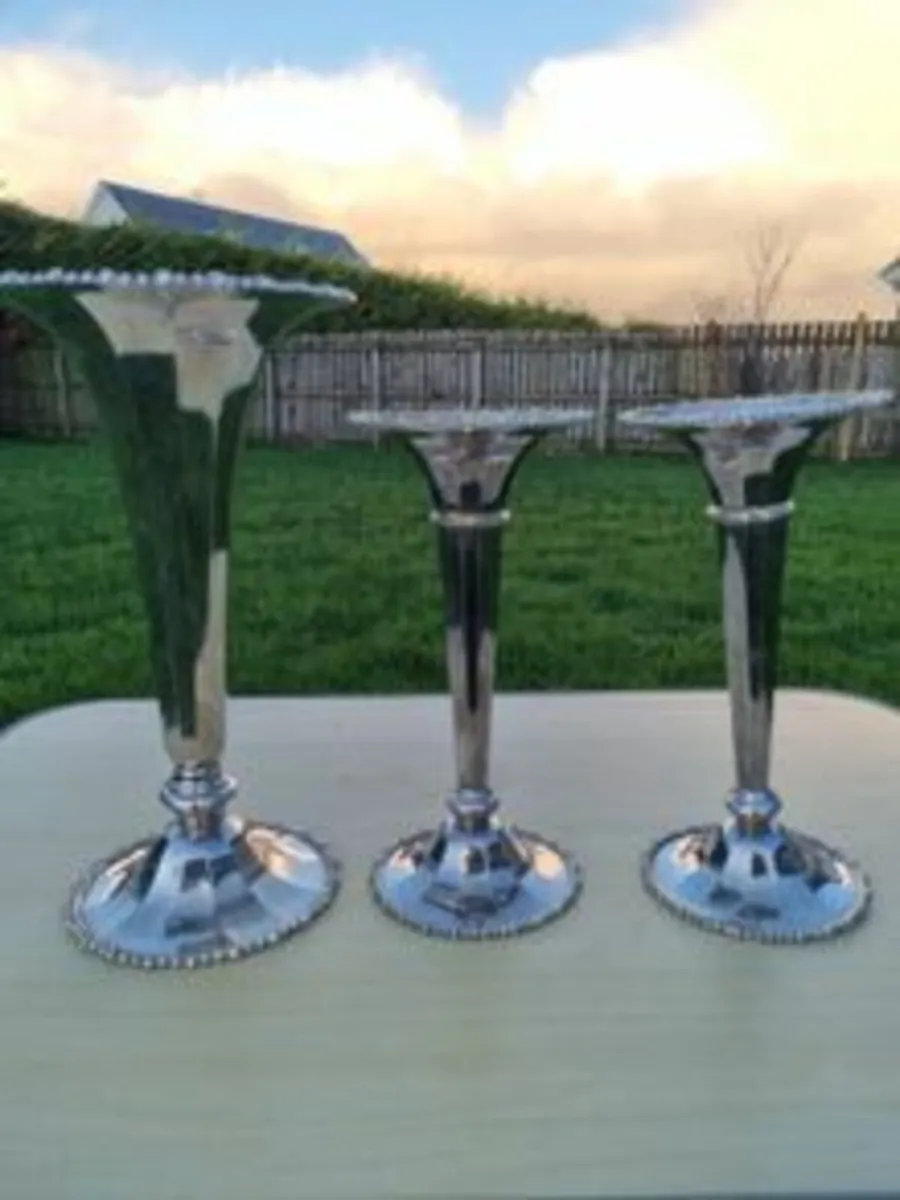 Daniel & Arter Connaught silver plated 3 vases - Image 1