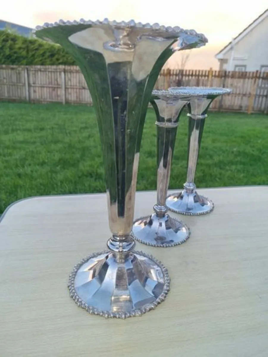 Daniel & Arter Connaught silver plated 3 vases - Image 2