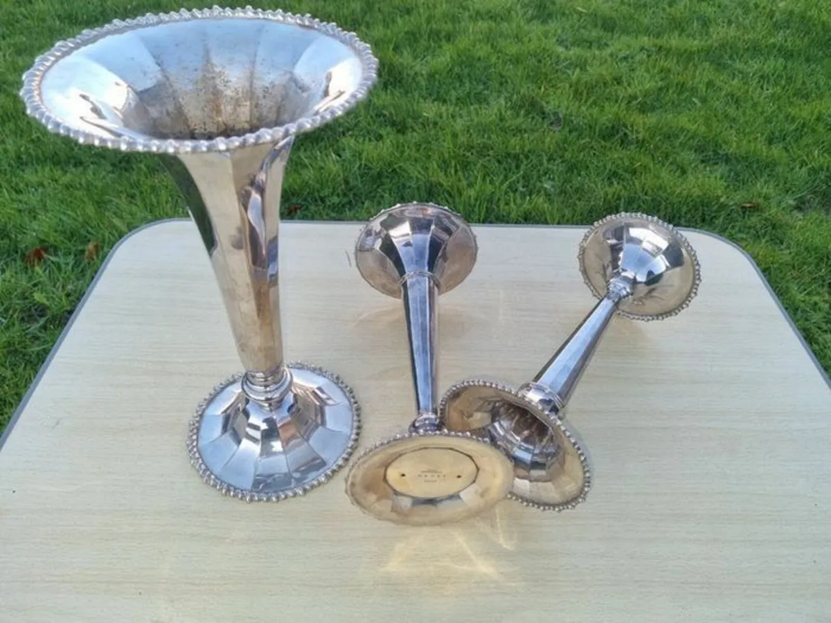 Daniel & Arter Connaught silver plated 3 vases - Image 3