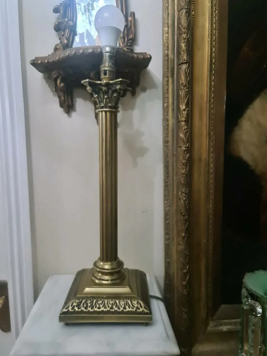 Tall Corinthian vintage lamp - Image 1