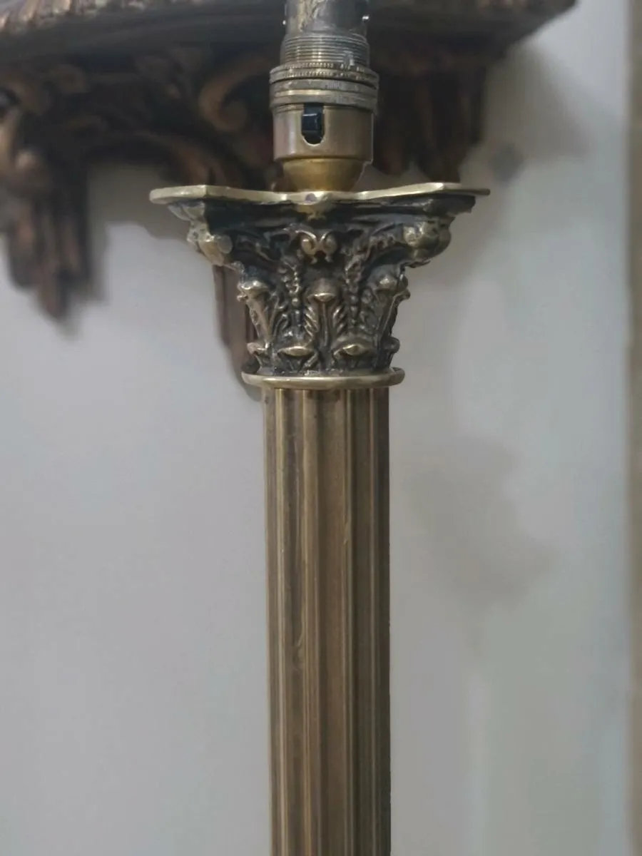 Tall Corinthian vintage lamp - Image 3