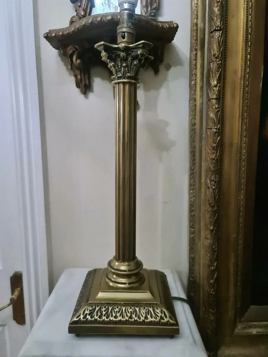 Tall Corinthian vintage lamp - Image 4